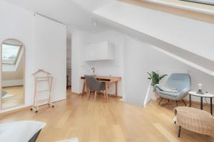 un soggiorno bianco con tavolo e sedie di Two Level Apartment 2WATERS by Renters a Breslavia