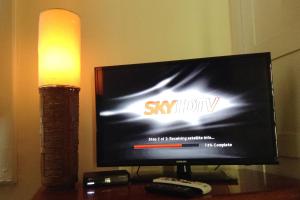 Uma TV ou centro de entretenimento em Guanaaní Hostel