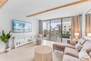 Μια τηλεόραση ή/και κέντρο ψυχαγωγίας στο Cape Winds by Happy Palm Stays