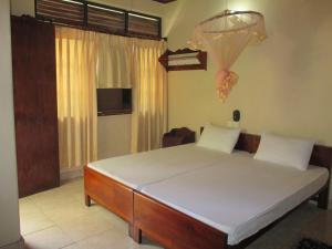 Krevet ili kreveti u jedinici u objektu Thilanka Beach Resort