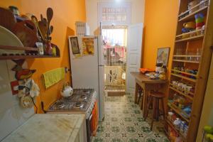 Dapur atau dapur kecil di Guanaaní Hostel