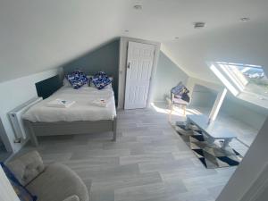 a bedroom with a bed with blue pillows on it at SeaClusion Barna in Barna