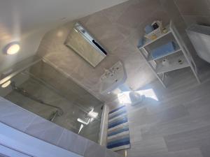 an overhead view of a bathroom with a shower and a staircase at SeaClusion Barna in Barna