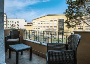 two chairs and a table on a balcony at B&B I Gerani in Alghero