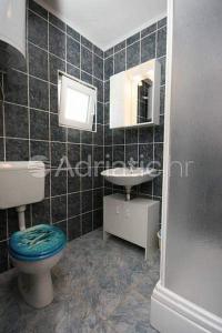 A bathroom at Apartments Zoran