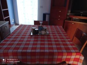 einem Tisch mit einem roten und weißen karierten Tischtuch in der Unterkunft ANGOLO SANTA CHIARA NAPOLI in Neapel