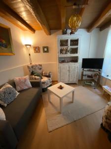 sala de estar con sofá y mesa en Casa del Carabinero, en Fermoselle