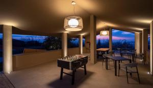 Verduno的住宿－Agriturismo Speziale Wine Resort，配有桌椅的房间和带棋盘的窗户