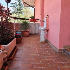 a pink wall with a sink in a courtyard at GUFO VERDE in Sulmona