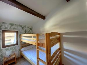 Cette chambre dispose de lits superposés. dans l'établissement Ref LS64: Maison 4-6 pers Les Hameaux de Camargue, à Saintes-Maries-de-la-Mer