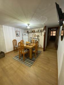 a kitchen and dining room with a table and chairs at Casa del Carabinero in Fermoselle
