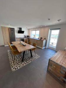 a dining room and kitchen with a table and chairs at Villa Amalie in Egernsund