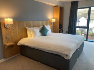 Postel nebo postele na pokoji v ubytování Loch Lomond Hotel