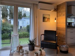 ein Wohnzimmer mit einem Stuhl und einem großen Fenster in der Unterkunft Vakantiepark Kijkduin - 884 in Den Haag