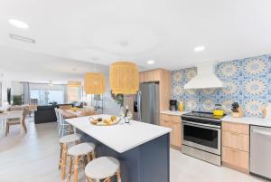 Köök või kööginurk majutusasutuses Cocoa Beach Towers