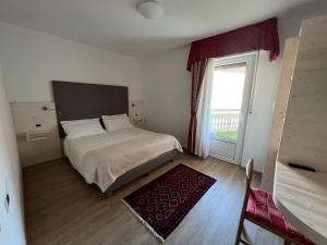 Postel nebo postele na pokoji v ubytování Hotel Dolomiti