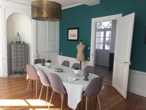a dining room with a table and chairs at Chambres Calix in La Flèche