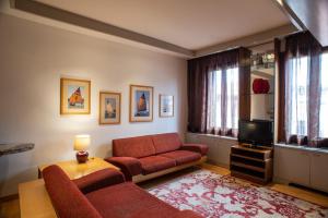Una sala de estar con un sofá y un televisor. en Le Vele di Venezia, en Venecia