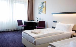 Postel nebo postele na pokoji v ubytování Dietrich-Bonhoeffer-Hotel Berlin Mitte