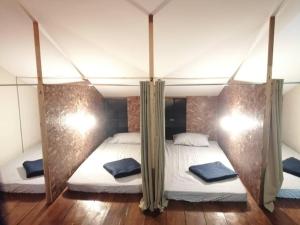 Llit o llits en una habitació de Lima.Tujoh