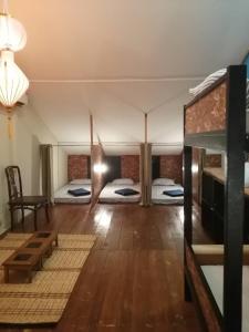 Llit o llits en una habitació de Lima.Tujoh