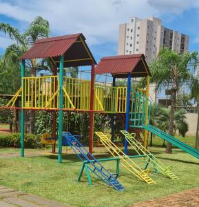 einen Spielplatz mit farbenfroher Spielstruktur in einem Park in der Unterkunft Ap confortável prox USP-HC fácil acesso Arena EUROBIKE , estacionamento e wifi 400 mega in Ribeirão Preto