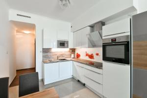 Kuchyňa alebo kuchynka v ubytovaní Apartmány Na Náměstí 85
