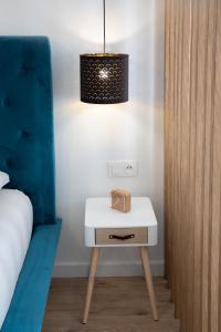 - une chambre avec un lit et une table de chevet avec une lampe dans l'établissement Studio Royal - 10 minutes to Monaco, à Roquebrune-Cap-Martin