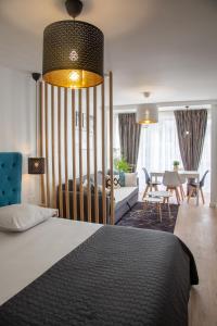 een slaapkamer met een bed en een woonkamer bij Studio Royal - 10 minutes to Monaco in Roquebrune-Cap-Martin