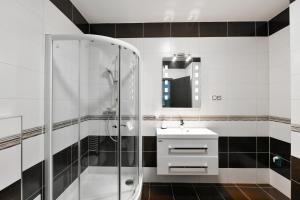 Koupelna v ubytování Apartmány Na Náměstí 85 + 37 fotografií