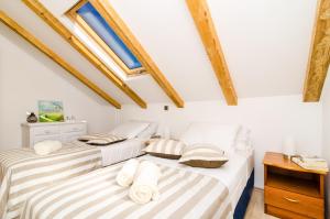 Posteľ alebo postele v izbe v ubytovaní Apartments Knego