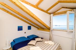 - une chambre avec un lit et une fenêtre dans l'établissement Apartments Knego, à Mlini