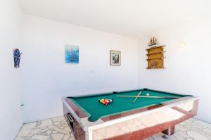 Biliardový stôl v ubytovaní Apartments Knego