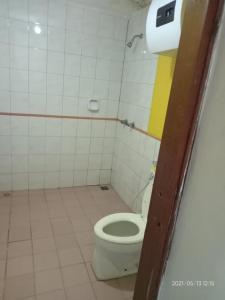 bagno con servizi igienici bianchi in una cabina di Lippo Carita Selatan a Carita