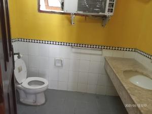 uma casa de banho com um WC e um lavatório em Lippo Carita Selatan em Carita