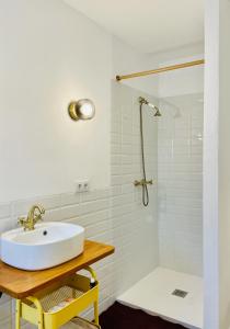 un bagno con lavandino e doccia di Torbellino de Colores a Benaguacil