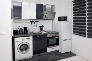 eine Küche mit einer Waschmaschine und einer Waschmaschine in der Unterkunft Lux Apartment " Central street " in Burgas City