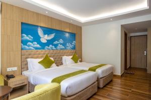 Letto o letti in una camera di Bhotekoshi Heli Resort