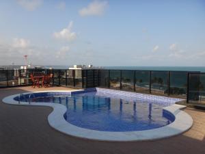 una piscina en la azotea de un edificio en Port Ville III, en Maceió