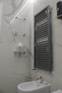A bathroom at SDL luxury home Al Pavone