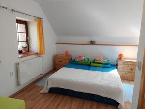 1 dormitorio con cama y ventana en Penzion U Kováře en Kutná Hora