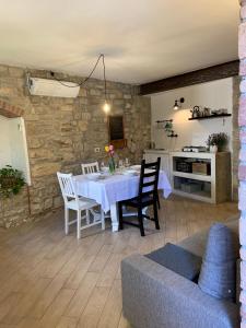 cocina y comedor con mesa y sillas en Da Agostino, la casa del latte, en Costa di Mezzate