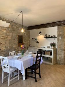 una sala da pranzo con tavolo e una cucina di Da Agostino, la casa del latte a Costa di Mezzate