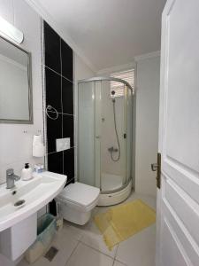 Ett badrum på Arden Hotel
