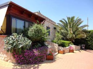 Vonkajšia záhrada v ubytovaní Villa parco la Ruta, Piscina e relax