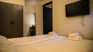 een slaapkamer met een bed met twee handdoeken erop bij Appartement - Kon Emmaweg 26 Vrouwenpolder 'Uitspanning Oranjezon' in Vrouwenpolder