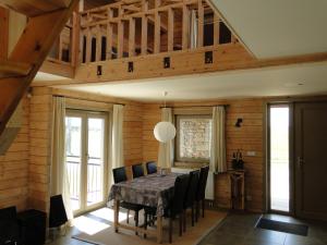 ein Esszimmer mit einem Tisch und Stühlen in der Unterkunft Holiday Home A Pas de Loup in La-Roche-en-Ardenne