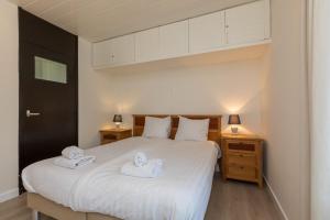 a bedroom with two white towels on a bed at Appartement - Burg van Woelderenlaan 100-4 Vlissingen in Vlissingen