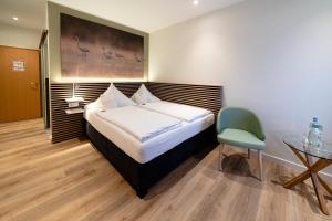 Un pat sau paturi într-o cameră la Hotel Restaurant Kloppendiek