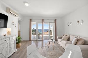 salon z kanapą i widokiem na ocean w obiekcie Apartamento Buganvilla w Son Bou